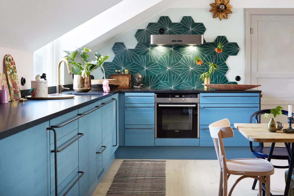 10 Eye Catching Kitchens With Two Tone Cabinets [Pictures] 1