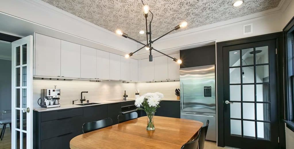 black and modern white kitchen idea
